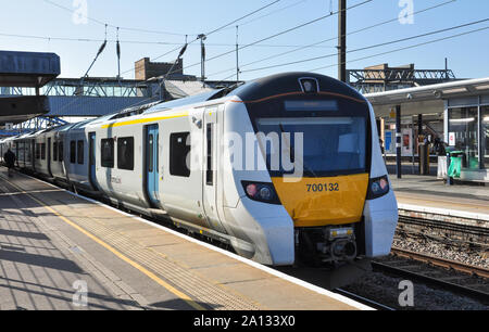 Classe Thameslink 700 elettrico unità multiple per Horsham attende alla piattaforma 1, Peterborough, CAMBRIDGESHIRE, England, Regno Unito Foto Stock