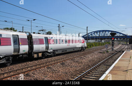 Classe LNER 800 Azuma attende alla piattaforma con una direzione sud Express Peterborough, CAMBRIDGESHIRE, England, Regno Unito Foto Stock