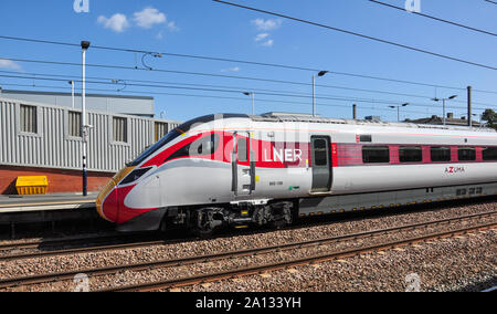 Classe LNER 800 Azuma foglie con una direzione sud Express Peterborough, CAMBRIDGESHIRE, England, Regno Unito Foto Stock