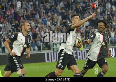 Cristiano Ronaldo (Juventus FC) celebra dopo un goal durante la serie di una partita di calcio tra Juventus FC vs Hellas Verona FC presso lo stadio Allianz a Torino.(punteggio finale; la Juventus FC 2:1 Hellas Verona FC) Foto Stock