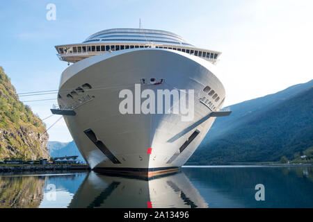 Grande nave da crociera in Norvegia fjord accanto a Flam Foto Stock