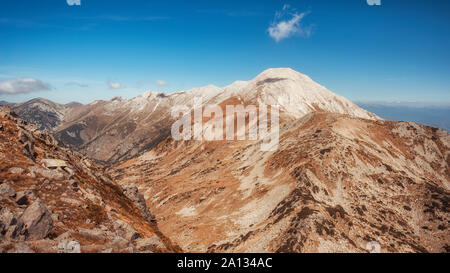 Vihren e Kutelo picchi con il cavallo attraversare nel parco nazionale di Pirin, Bulgaria. Vista panoramica dal Muratov picco. Foto Stock