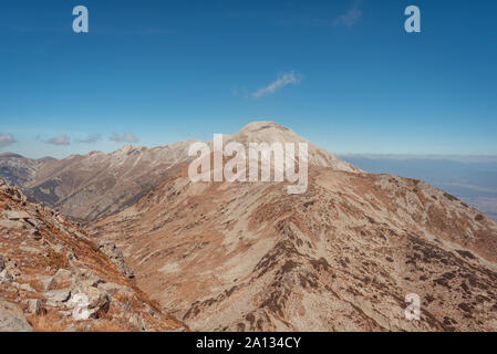 Vihren e Kutelo picchi con il cavallo attraversare nel parco nazionale di Pirin, Bulgaria. Vista panoramica dal Muratov picco. Foto Stock