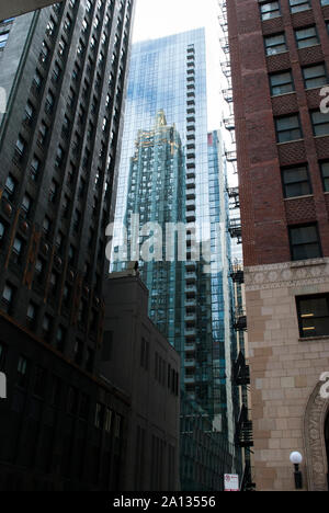 Città moderna vita. Riflessioni sulle superfici. Grattacieli di Chicago Foto Stock