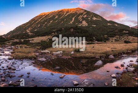 Magnifica vista al tramonto di Todorka (Todorin) picco da Banderitsa lake valley in montagna Pirin, Bulgaria Foto Stock