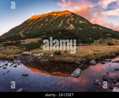 Magnifica vista al tramonto di Todorka (Todorin) picco da Banderitsa lake valley in montagna Pirin, Bulgaria Foto Stock