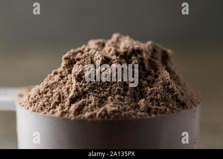 La proteina del siero di latte in polvere supplemento per dopo l'esercizio di allenamento Foto Stock