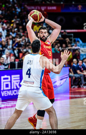 Marc Gasol (Spagna) e Luis Scola (Argentina). Pallacanestro FIBA World Cup Cina 2019, gioco finale Foto Stock