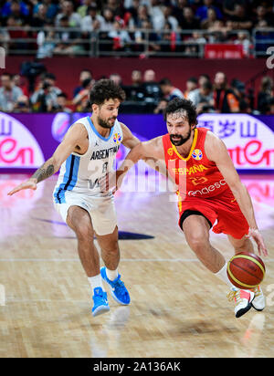 Sergio di Lullo (Spagna) e Nicolás Laprovittola (Argentina). Pallacanestro FIBA World Cup Cina 2019, gioco finale Foto Stock