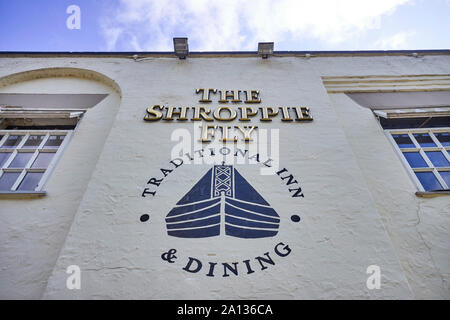 Guardando le Shroppie Fly public house in Audlem, Cheshire in Shropshire Union Canal Foto Stock