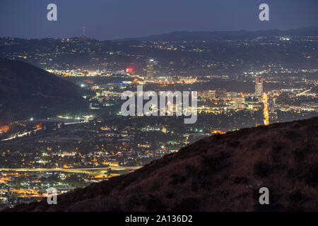 Notte cityscape vista di Burbank, Verdugo Mountain e la Valle di San Fernando in Los Angeles, California. Foto Stock