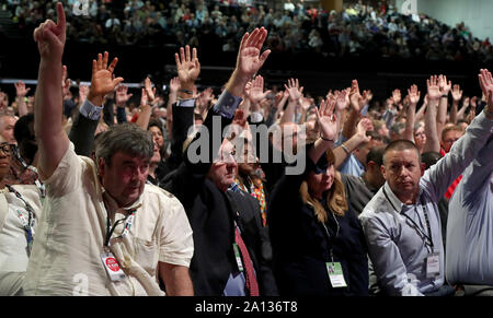 Len McCluskey, Segretario generale di unire l'Unione (centro) e delegati voto sul lavoro di Brexit politica durante il Partito Laburista conferenza presso il Centro di Brighton a Brighton. Foto Stock