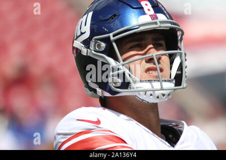 Correzione della didascalia ***.September 22, 2019: New York Giants quarterback Daniel Jones (8) si riscalda prima di NFL Game tra New York Giants e il Tampa Bay Buccaneers tenutosi presso il Raymond James Stadium di Tampa, Florida. Andrew J. Kramer/Cal Sport Media Foto Stock