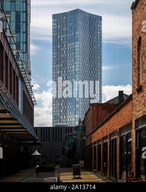 La West Tower a Deansgate quadrato come si vede dal Grande Nord del complesso di magazzini a Manchester in una calda giornata estiva Foto Stock