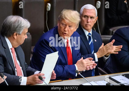 New York, Stati Uniti d'America, 23 settembre 2019. La città di New York. Il presidente statunitense Donald Trump e Vicepresidente degli Stati Uniti Mike Pence applaudire dopo il discorso del Segretario Generale delle Nazioni Unite António Guterres durante il 'Global chiamata a proteggere la libertà religiosa' evento presso la sede delle Nazioni Unite a New York City . Credito: Enrique Shore/Alamy Live News Foto Stock