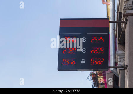 Tasso di cambio display appeso sulla strada Foto Stock