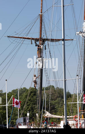 Rigging a Tall Ship. Il Rigging Tall Ship Fair Jeanne, in Brockville, Ontario. Foto Stock