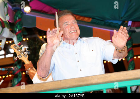 Arnold Schwarzenegger durante l'Oktoberfest 2019 a Theresienwiese il 22 settembre 2019 a Monaco di Baviera, Germania Foto Stock