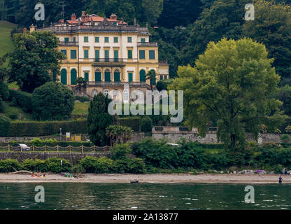 La bellissima Villa Pallavicino e il suo parco visto dal Lago Maggiore, Stresa, Italia Foto Stock