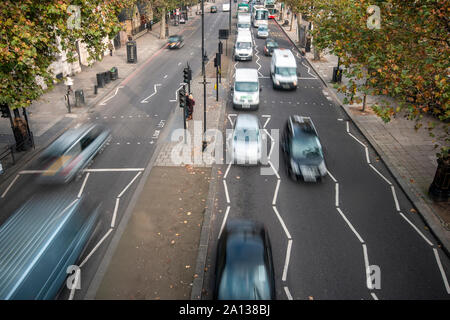 Il traffico su una strada trafficata nel centro di Londra, Inghilterra, Regno Unito Foto Stock