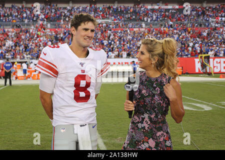 Correzione della didascalia ***.September 22, 2019: New York Giants quarterback Daniel Jones (8) dopo la NFL Game tra New York Giants e il Tampa Bay Buccaneers tenutosi presso il Raymond James Stadium di Tampa, Florida. Andrew J. Kramer/Cal Sport Media Foto Stock