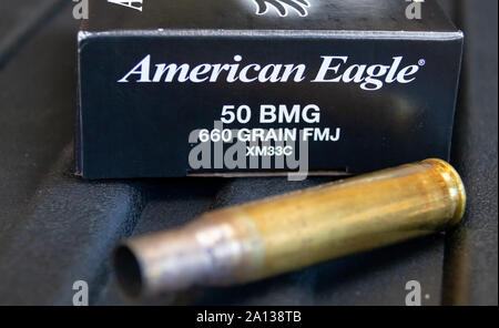 Brantford, Ontario, Canada - Agosto 2016: Casella di 50 BMG Full Metal Jacket involucri da American Eagle Foto Stock