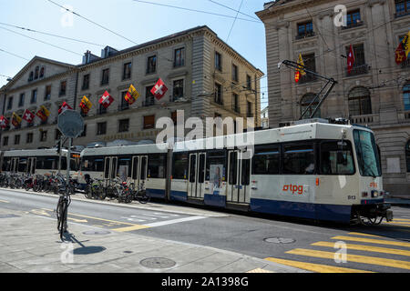 Ginevra, Svizzera - 29 agosto , 2019. Famosa Rue de la Corraterie, Street con le bandiere , in tram e biciclette parcheggio nel centro di Ginevra. Foto Stock