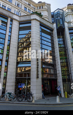 Ginevra, Svizzera - 29 agosto , 2019. Bibliotheque de la Cite, la biblioteca comunale della città nel centro di Ginevra, Svizzera. Foto Stock