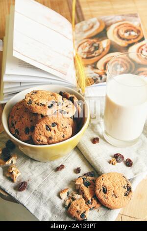 Gustosi biscotti o biscotti e latte, home comfort Foto Stock