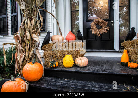 Zucche di Halloween e decorazioni su un B & B Autunno portico, Woodstock, Vermont, Stati Uniti, caduta New England, Halloween giardino mostra Foto Stock