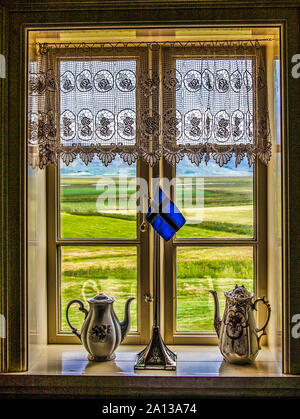 Vista da una cucina finestra interna, pentole di caffè interno windowsill, tenda in pizzo, Glaumbaer Folk Museum, Varmahild, Skagafjordur, Islanda, pt Europa Foto Stock