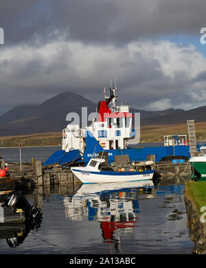 Port Askaig, Islay, Scozia con le pappe del Giura in background Foto Stock