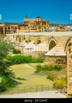 Vista panoramica di Cordoba, con il ponte romano e la Mezquita sul fiume Guadalquivir. Andalusia, Spagna. Foto Stock