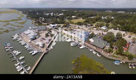 Vista aerea del lungomare con ristoranti e marina in Murrells Inlet, Carolina del Sud. Foto Stock