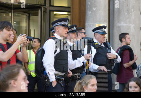 Londra, Inghilterra, Regno Unito. Metropolitan gli ufficiali di polizia a guardare e catturare le persone che hanno preso parte ad una manifestazione di protesta, Whitehall, settembre 2019. Foto Stock