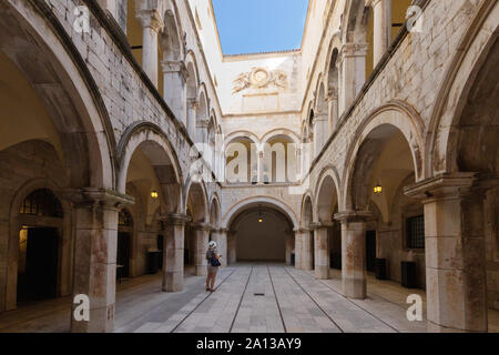 Palazzo Sponza Dubrovnik Città Vecchia, un cinquecentesco palazzo medievale, turistico all'interno, Dubrovnik, Croazia Europa Foto Stock