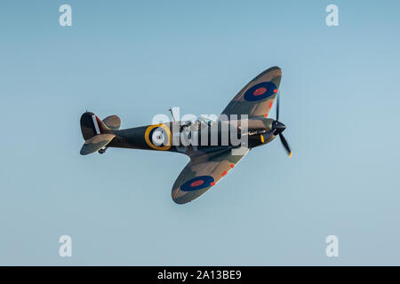 Il Supermarine Spitfire Mk1 registrazione N3200 QV battenti il 21 settembre 2019 a Duxford, Cambridgeshire, Regno Unito Foto Stock