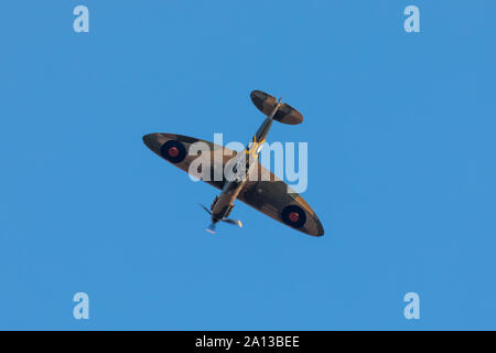 Il Supermarine Spitfire Mk1 registrazione N3200 QV eseguendo un rotolo su 21 Settembre 2019 a Duxford, Cambridgeshire, Regno Unito Foto Stock