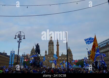 Il giorno prima del 2014 Scottish referendum di indipendenza. Indipendenza scozzese di Rally, George Square, Glasgow. Foto Stock