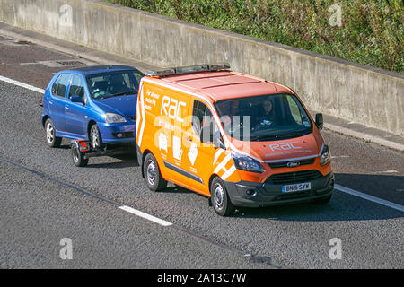 Ford Transit Custom 330 Eco-TE; RAC veicolo di soccorso traino veicolo di rottura sul rimorchio sulla autostrada M6, Regno Unito Foto Stock