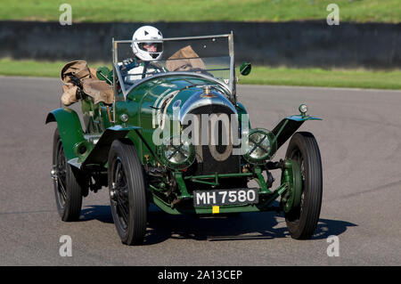 1925 Bentley da 3 litri a Le Mans guidato da Jonathan Turner nel Trofeo Brooklands gara al Goodwood xiii sett 2019 a Chichester, Inghilterra. C Foto Stock