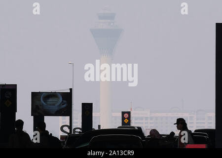 L'Aeroporto Internazionale di Kuala Lumpur tower visto in un vago ambiente con aria malsana indice di inquinamento (API) lettura 184.La Malaysia è ancora di fronte inarrestabile di fumo soffiato dal loro paese limitrofo, Indonesia e 40 zone in tutto il paese è stato dichiarato come "malsana" secondo Dipartimento di Ambiente Inquinamento atmosferico indice (API). Foto Stock