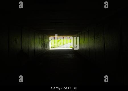 Luce alla fine del tunnel. Passerella a Glasgow, Scozia. Foto Stock