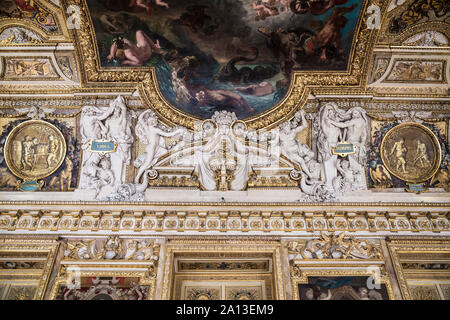 Francia, Parigi - 16 Maggio 2016: frammento di finitura di un bellissimo soffitto della galleria di Apollo al Louvre Foto Stock