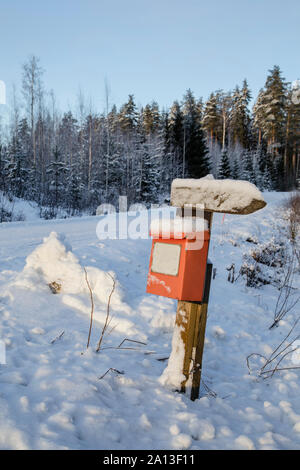 Cassetta postale di plastica e coperti di neve in legno direzioni di orientamento in città Foto Stock