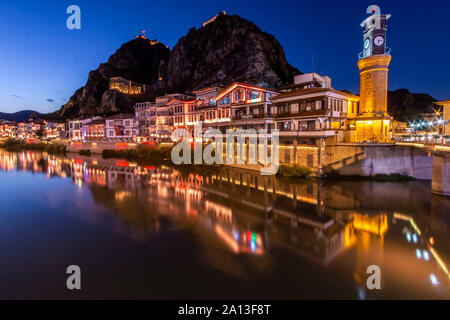 Amasya, Turchia - 7 Dicembre 2019 : vecchie case Ottomane e clock tower vista dal fiume Yesilirmak in Amasya città. Amasya è populer destinat turistica Foto Stock