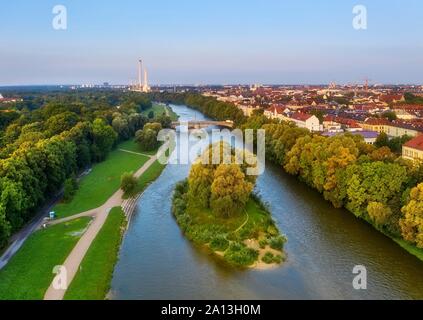 Vista della città, Weideninsel in Isar e Wittelsbacherbrucke, aree verdi, destra Isarvorstadt, vista aerea, Monaco di Baviera, Baviera, Baviera, Germania Foto Stock