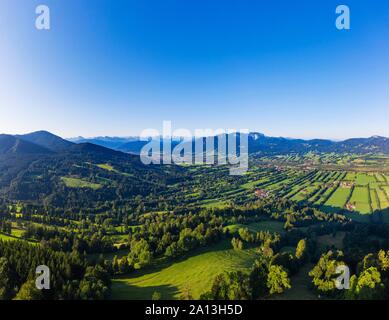 Vista da vicino Sonntraten Gaissach sopra la valle di Isar, sinistra Geierstein, middle village Lenggries e Brauneck e Benediktenwand, Zwiesel destro Foto Stock