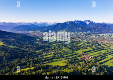 Vista da vicino Sonntraten Gaissach oltre l'Isartal, Lenggries sinistra e montagne Karwendel, Brauneck a destra e Benediktenwand, monumento naturale Foto Stock