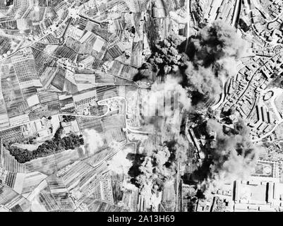 Durante la Seconda guerra mondiale la foto di asse cantieri ferroviari a Siena, Italia antenna essendo bombardata dagli alleati del Mediterraneo Air Force bombardieri. Foto Stock